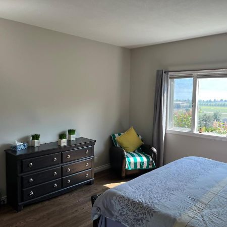 Lake View Yellow House By Winary Resort West Kelowna Ngoại thất bức ảnh
